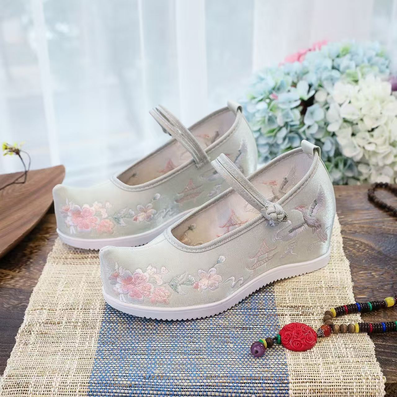 Damskie buty z haftem wewnątrz – Embroidery Canvas recenzja i cena