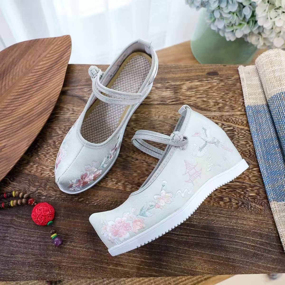 Damskie buty z haftem wewnątrz – Embroidery Canvas recenzja i cena