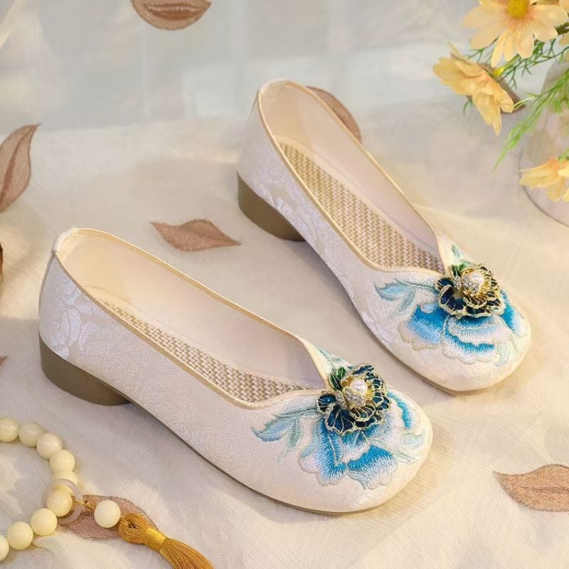 Damskie buty na niskim obcasie – Embroidery Canvas recenzja i cena